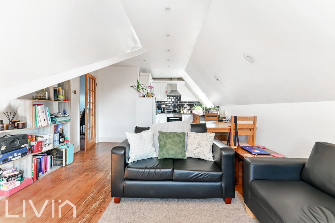 2 bed apartment for sale in Bedford Hill, London 2