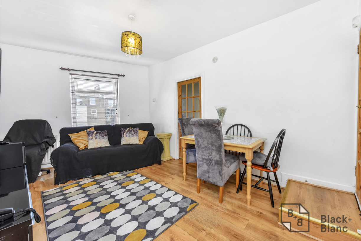 2 bed apartment for sale in Hurlstone Road, London  - Property Image 2