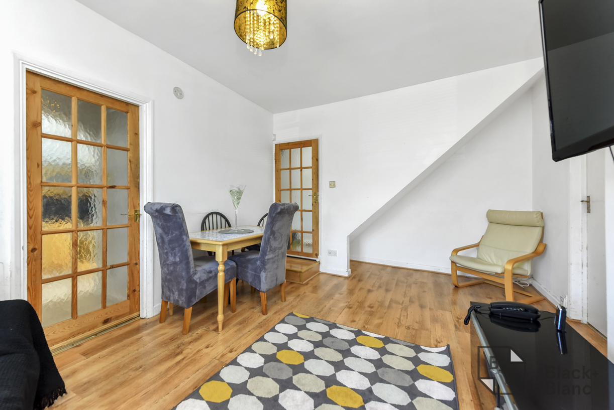 2 bed apartment for sale in Hurlstone Road, London  - Property Image 3