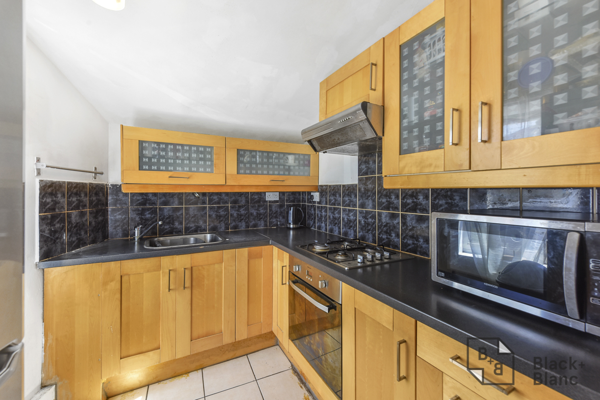 2 bed apartment for sale in Hurlstone Road, London  - Property Image 4