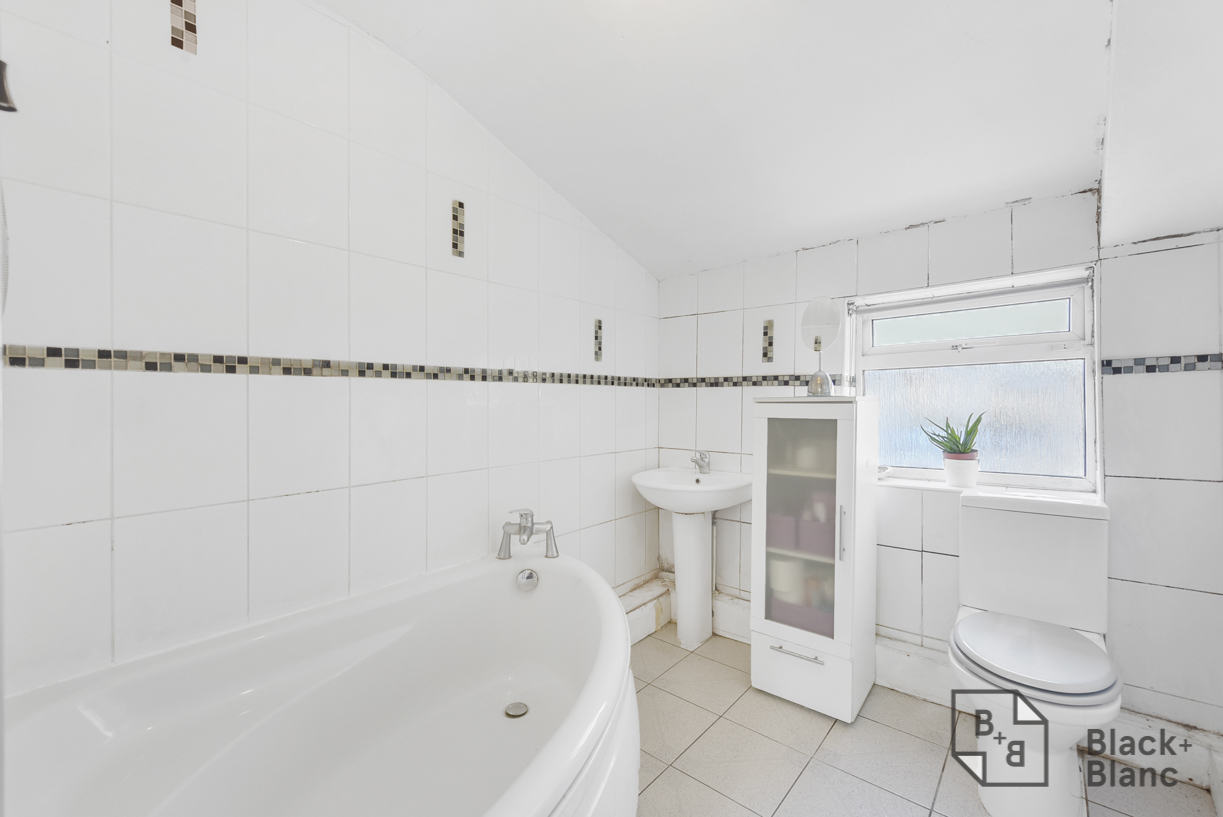 2 bed apartment for sale in Hurlstone Road, London  - Property Image 5