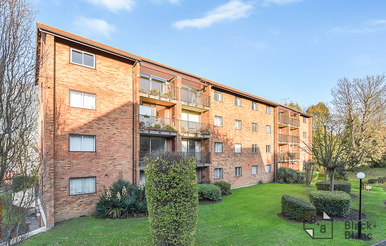 3 bed apartment to rent in Campion Close, Croydon - Property Image 1