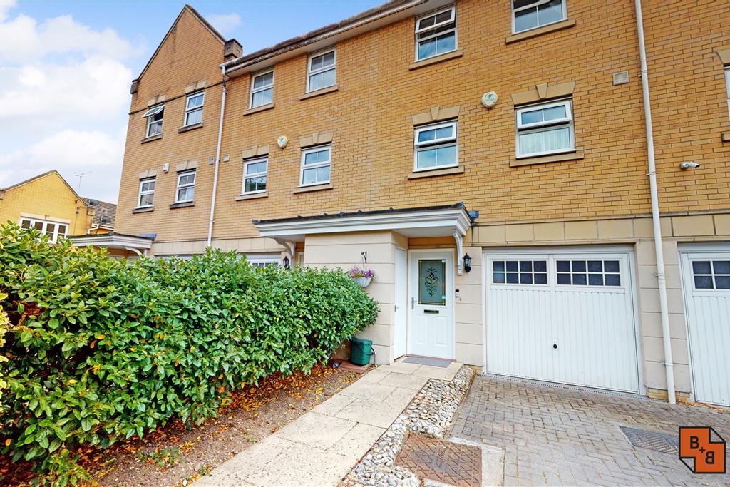 3 bed house for sale in Sparkes Close, Bromley - Property Image 1