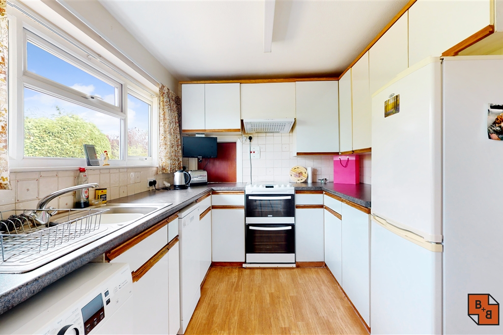 3 bed bungalow for sale in Farm Drive, Croydon  - Property Image 4