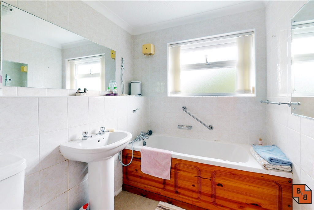 3 bed bungalow for sale in Farm Drive, Croydon  - Property Image 11