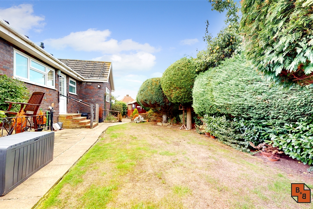 3 bed bungalow for sale in Farm Drive, Croydon  - Property Image 14