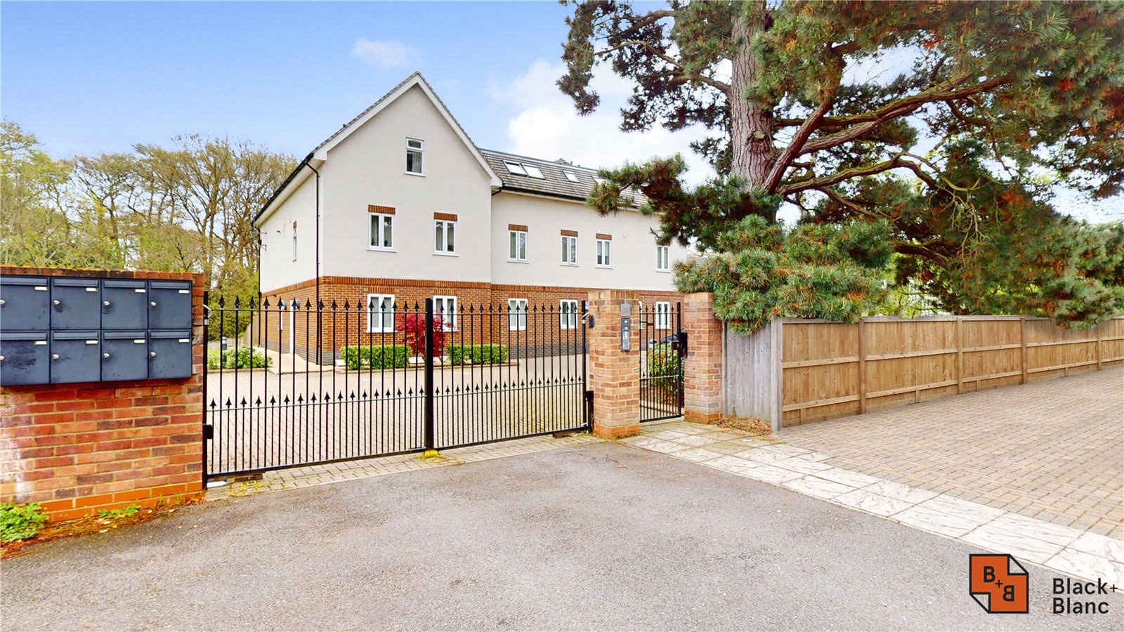 2 bed apartment for sale in Chancellors Close, Beckenham, BR3