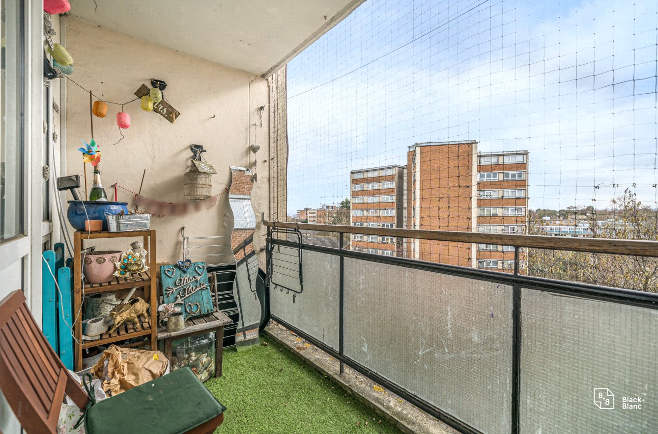 2 bed apartment for sale in Castlecombe Drive, London  - Property Image 12