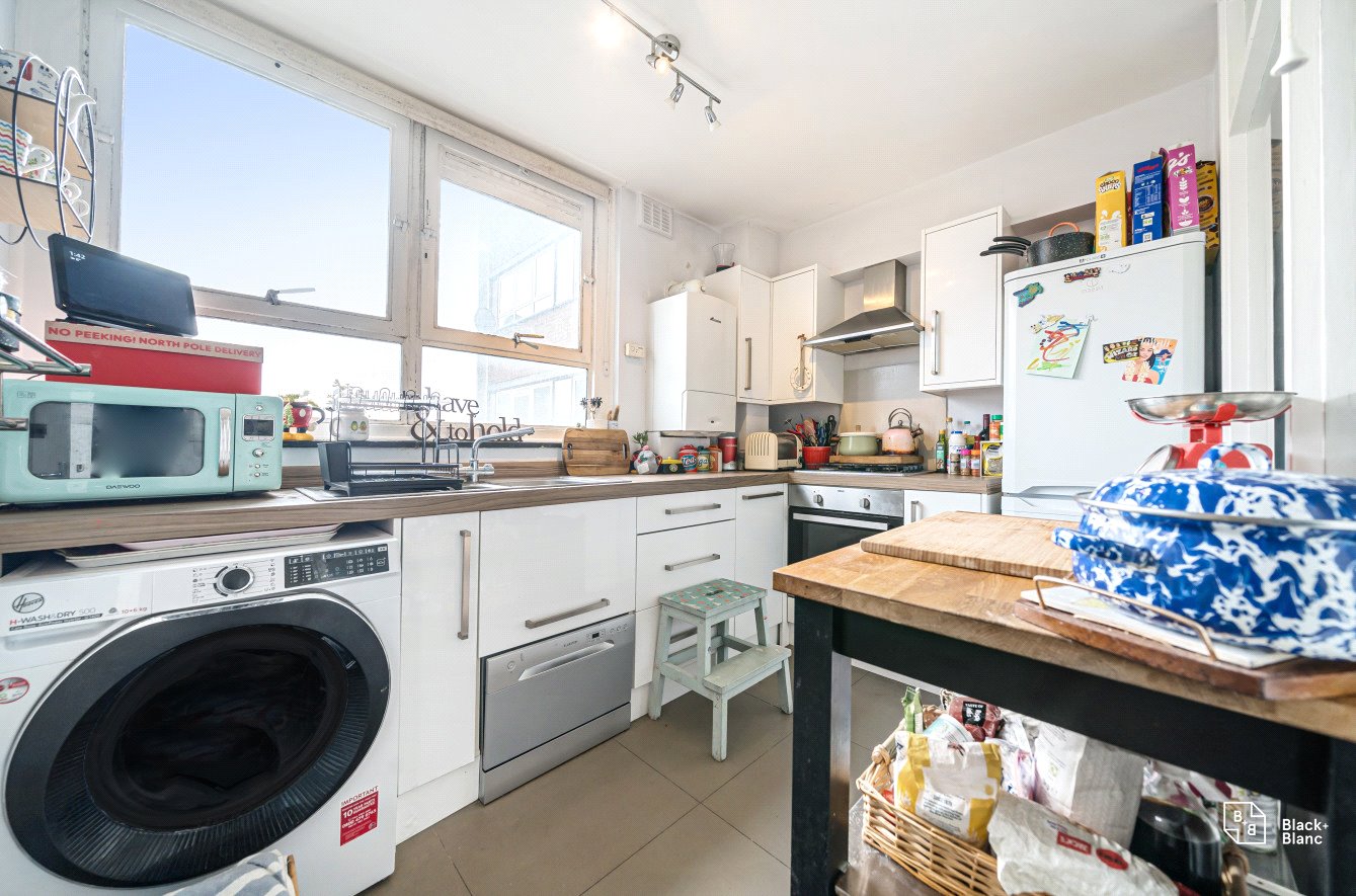 2 bed apartment for sale in Castlecombe Drive, London  - Property Image 6