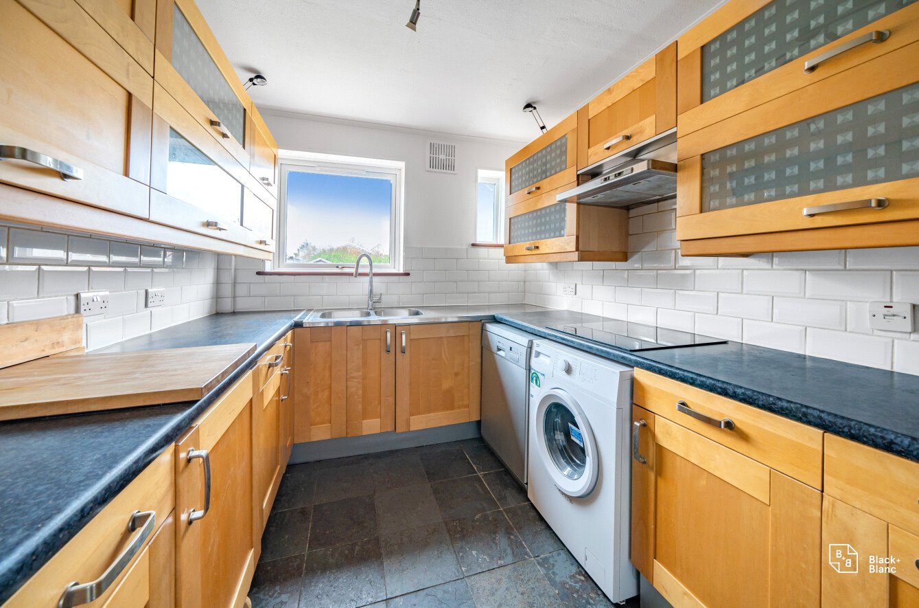 2 bed maisonette for sale in Church Drive  - Property Image 5