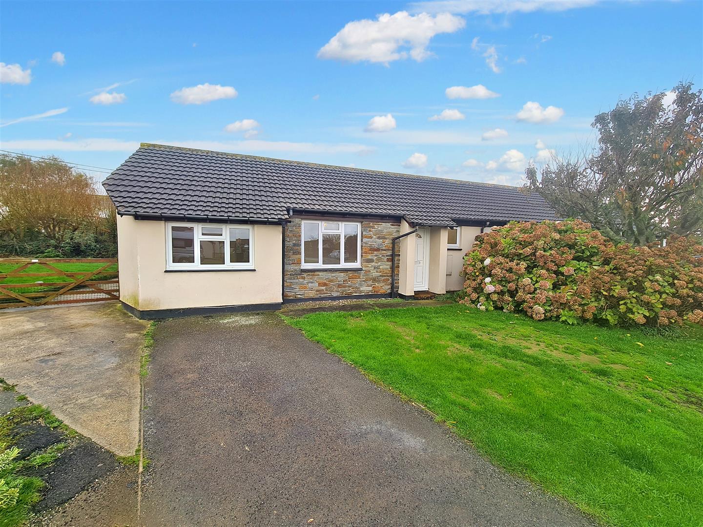 3 bed bungalow to rent in Westground Way, Tintagel  - Property Image 1
