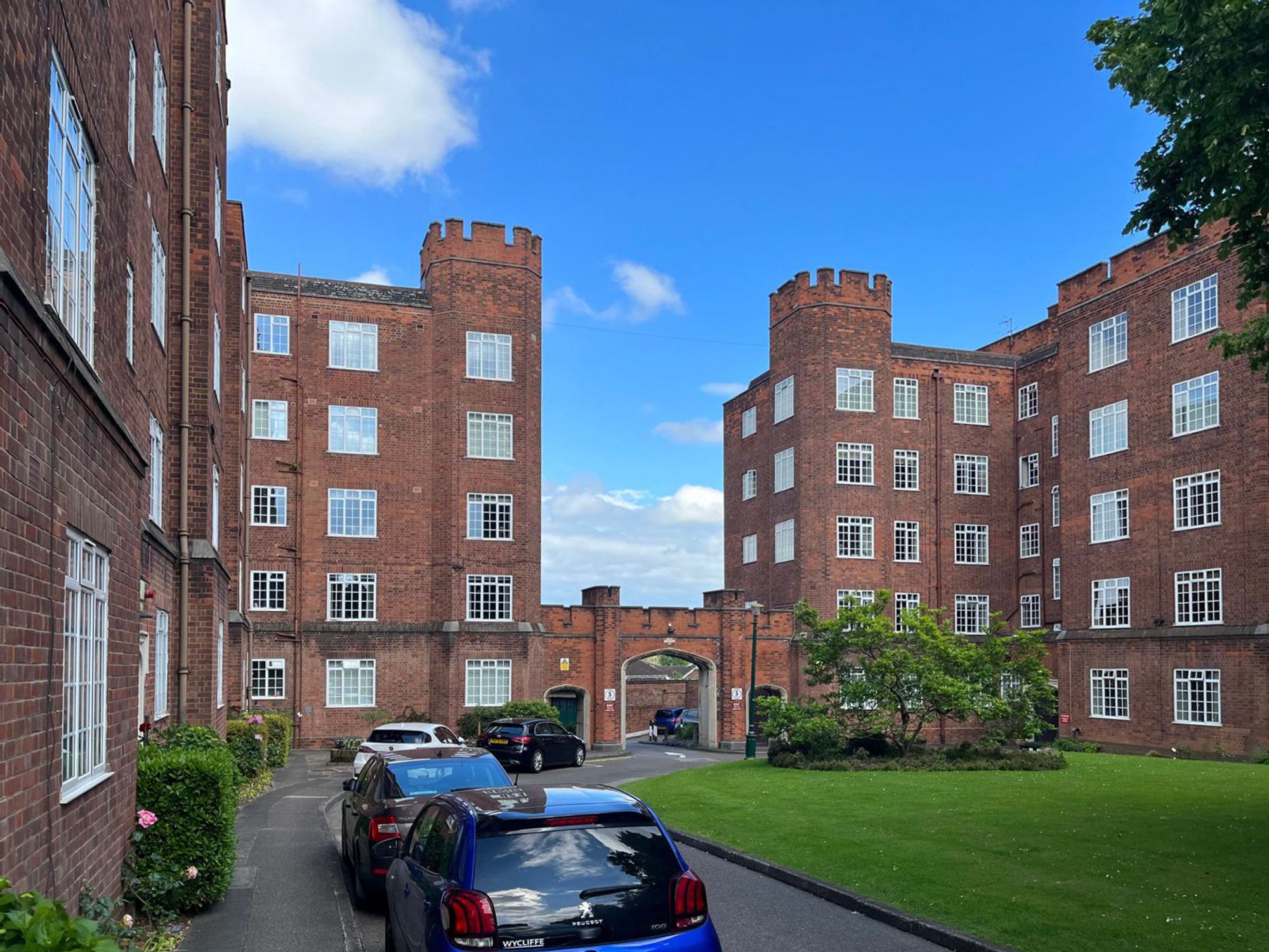3 bed apartment for sale in Stoneygate Court, Leicester - Property Image 1