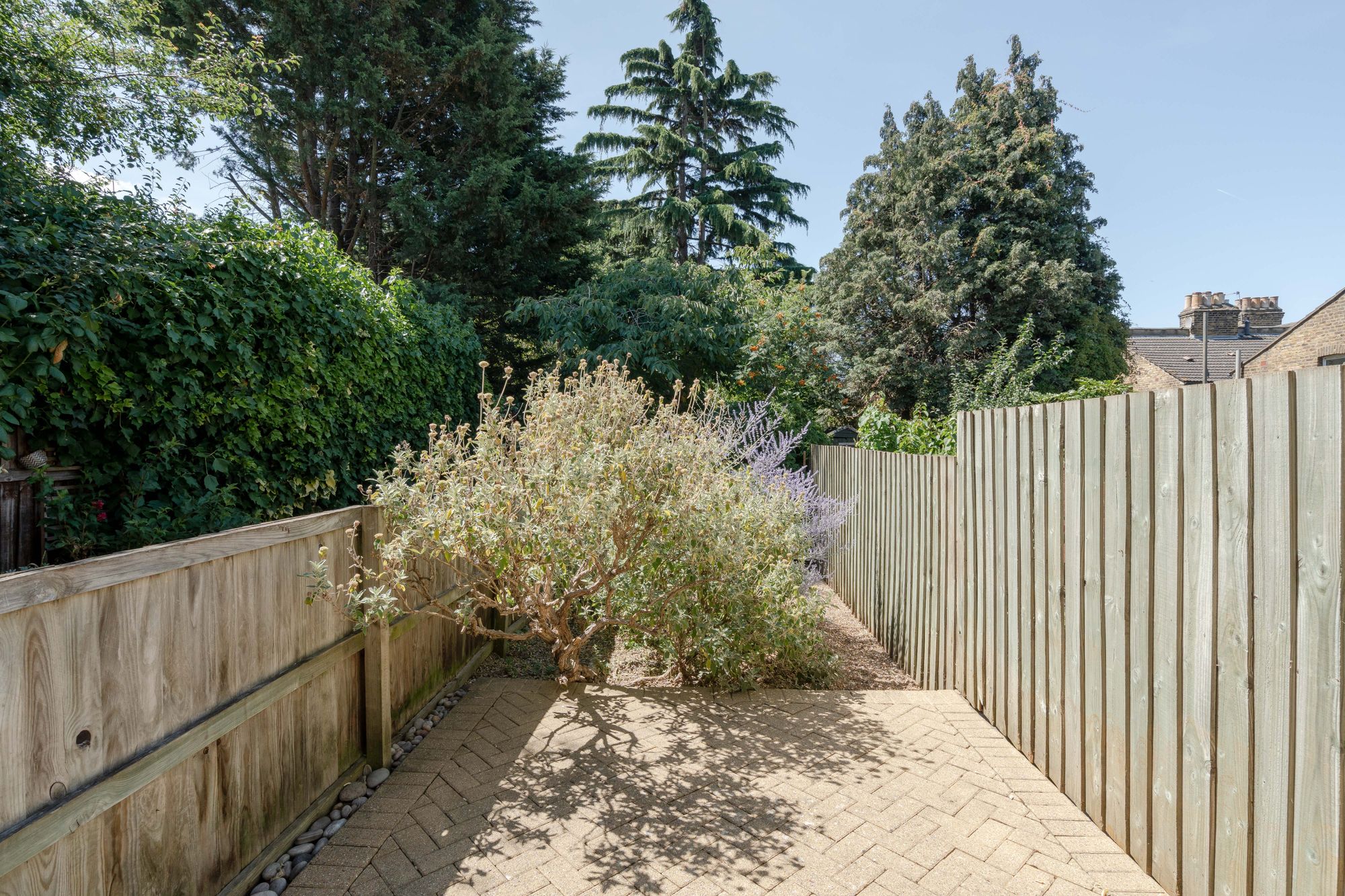 2 bed flat for sale in St. Annes Road, London, E11  - Property Image 3