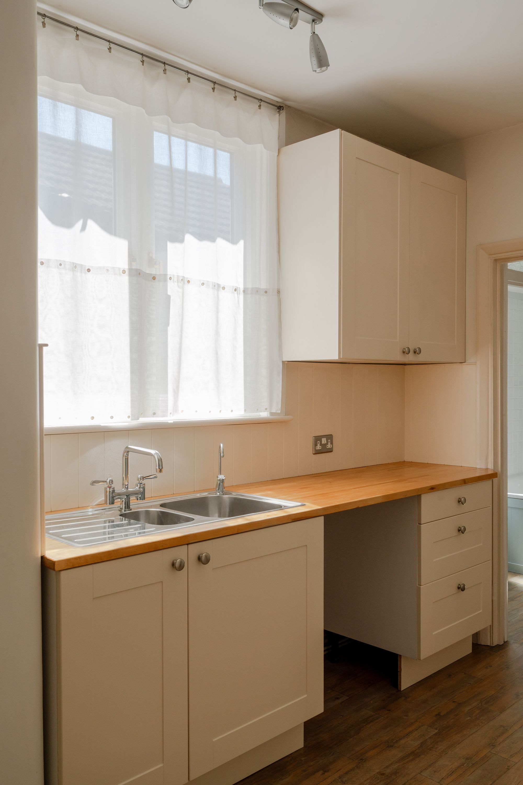 2 bed flat for sale in St. Annes Road, London, E11  - Property Image 15