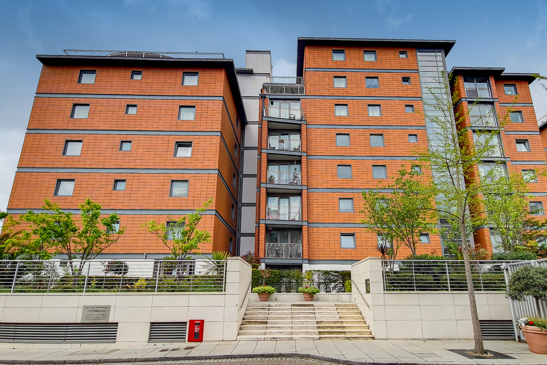 2 bed apartment for sale in Holland Gardens, Brentford  - Property Image 4