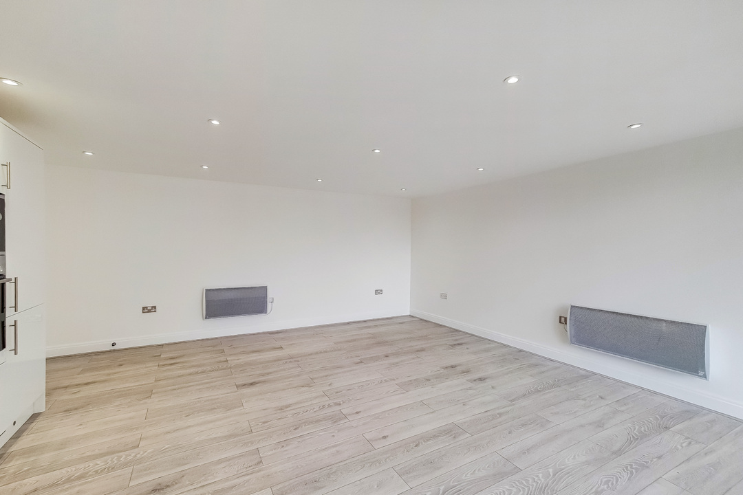2 bed apartment for sale in Holland Gardens, Brentford  - Property Image 10