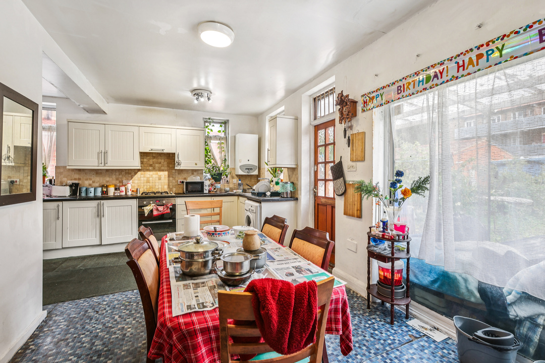 4 bed semi-detached house for sale in Bassett Gardens, Isleworth  - Property Image 3