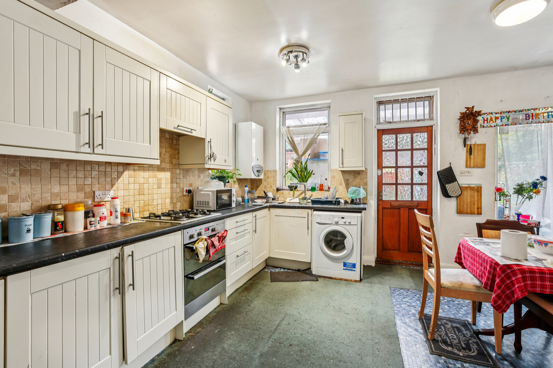 4 bed semi-detached house for sale in Bassett Gardens, Isleworth  - Property Image 6