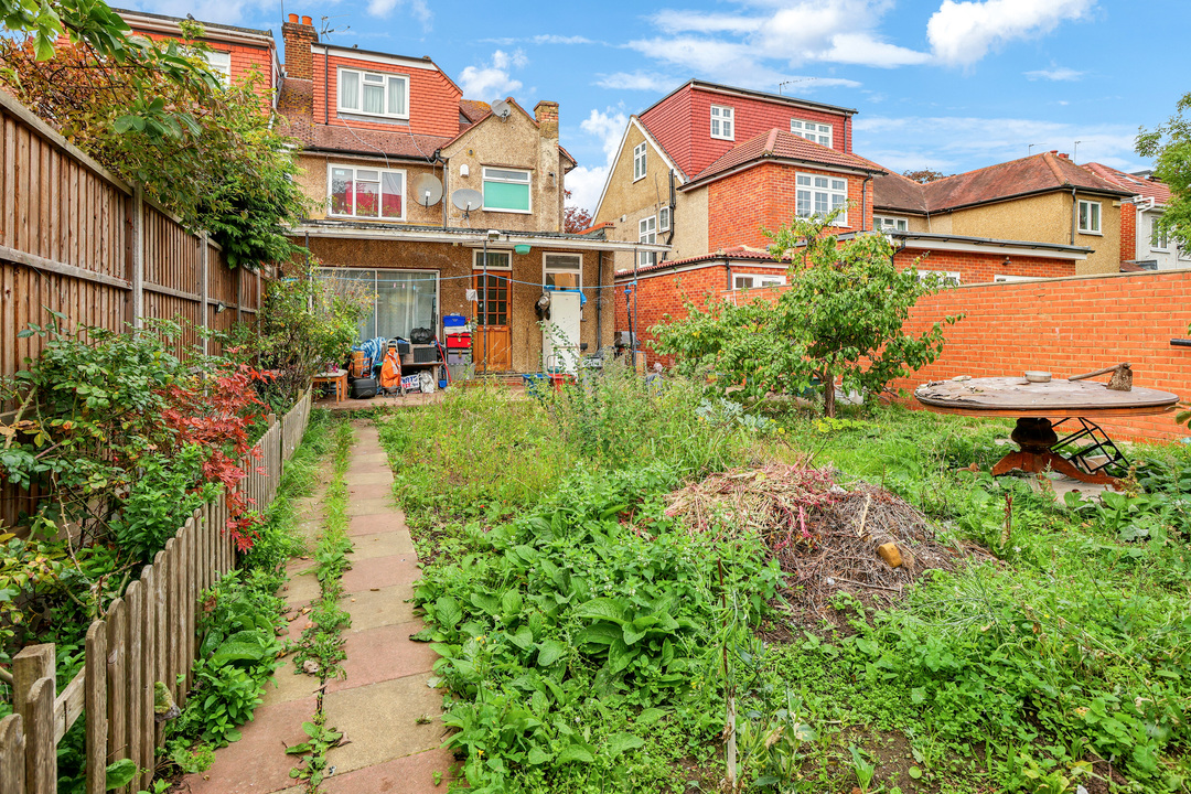 4 bed semi-detached house for sale in Bassett Gardens, Isleworth  - Property Image 4