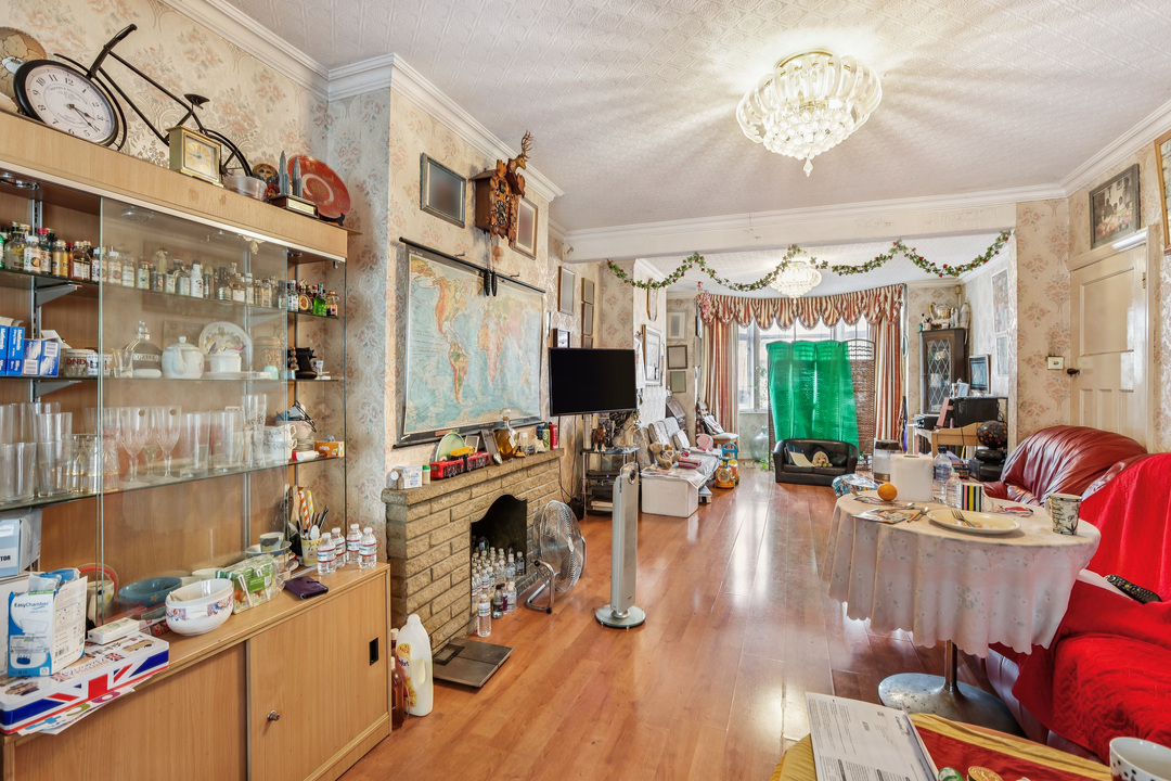 4 bed semi-detached house for sale in Bassett Gardens, Isleworth  - Property Image 2