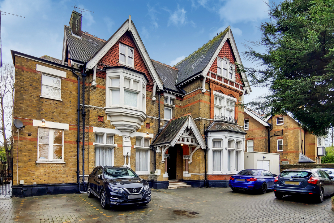 1 bed apartment to rent in North Common Road, Ealing 1