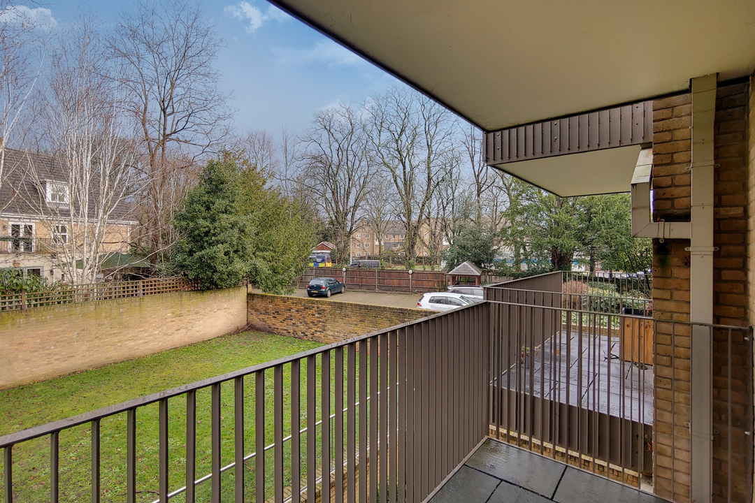 1 bed apartment to rent in North Common Road, Ealing 2