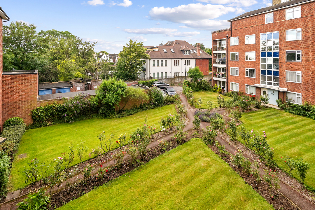 2 bed apartment for sale in Elm Avenue, Ealing 9