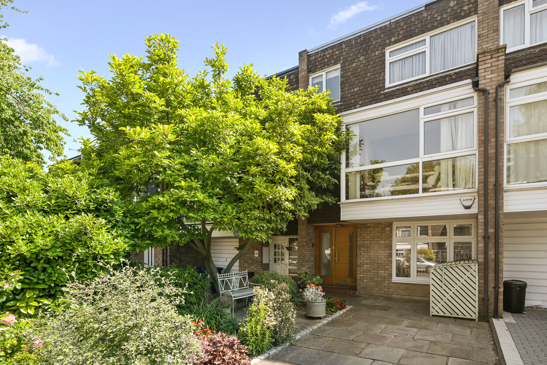 3 bed terraced house for sale in Templewood, Ealing  - Property Image 16