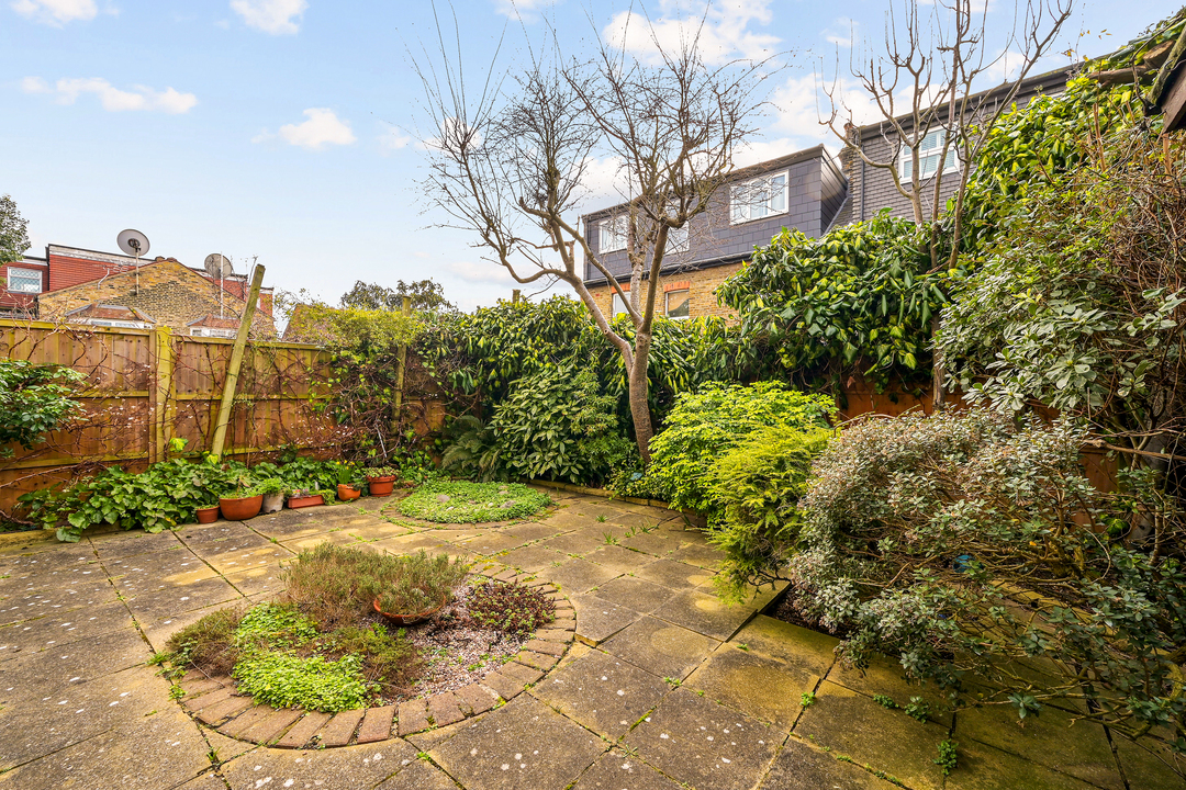 4 bed semi-detached house for sale in Kingsley Avenue, Ealing  - Property Image 4