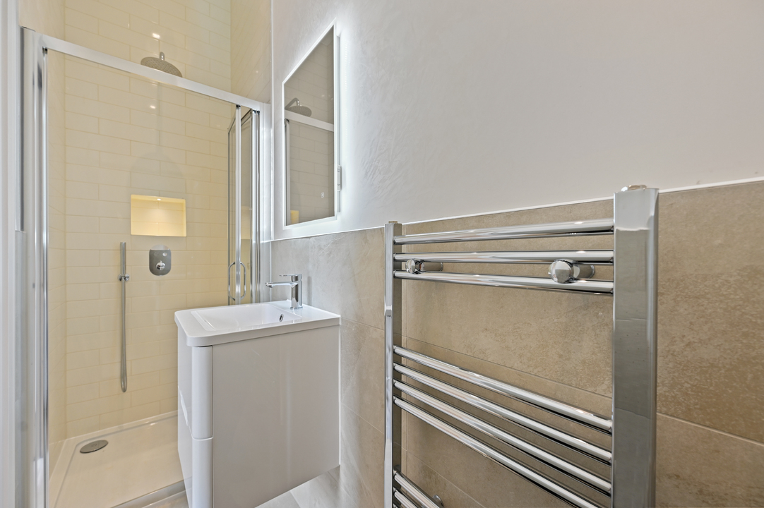 2 bed apartment to rent in Alfred Road, Acton, London, W3 9