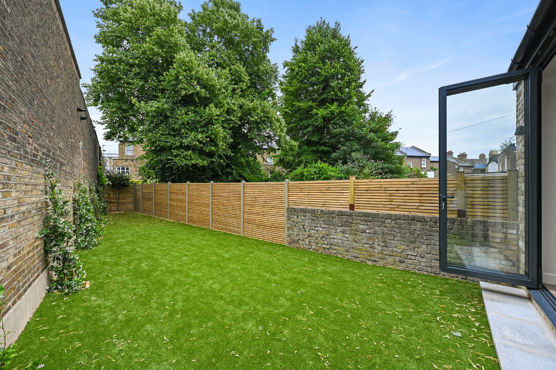 2 bed apartment to rent in Alfred Road, Acton, London, W3 5