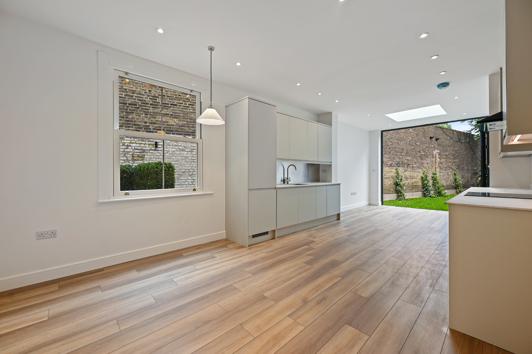 2 bed apartment to rent in Alfred Road, Acton, London, W3 2