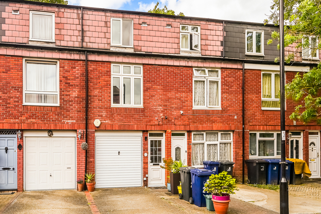 3 bed terraced house for sale in Charles Road, Ealing  - Property Image 3