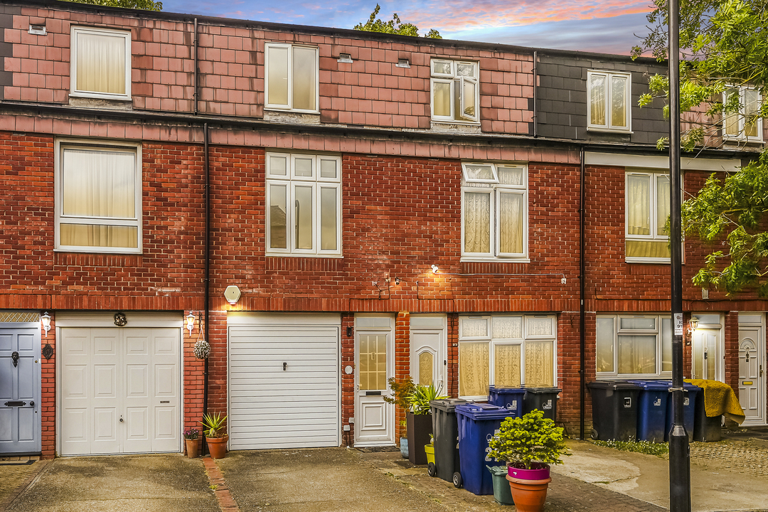 3 bed terraced house for sale in Charles Road, Ealing  - Property Image 9