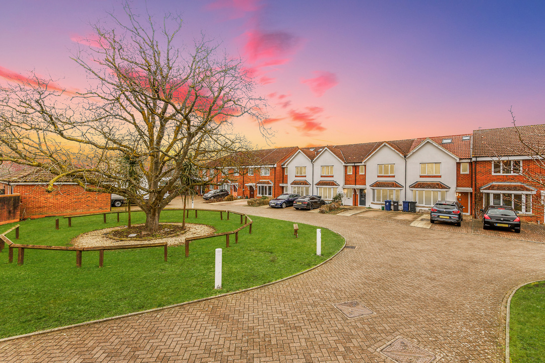 3 bed terraced house for sale in Old Twelve Close, Hanwell  - Property Image 3