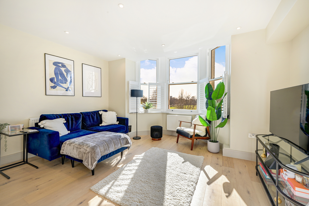 1 bed apartment for sale in Gunnersbury Avenue, Ealing 2