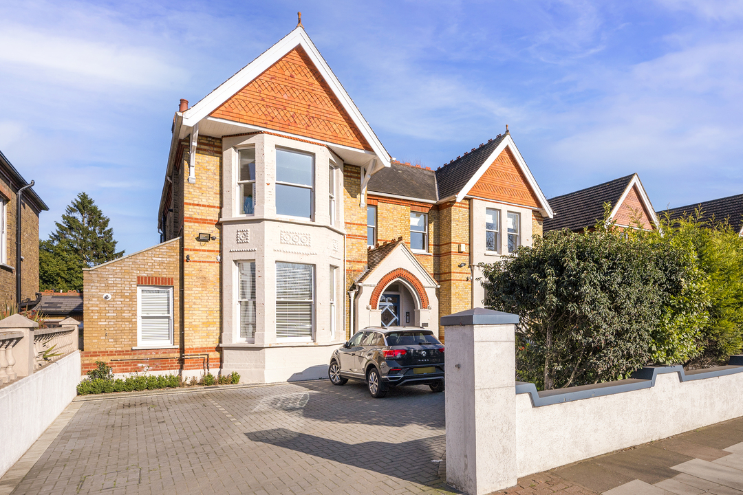 1 bed apartment for sale in Gunnersbury Avenue, Ealing 3