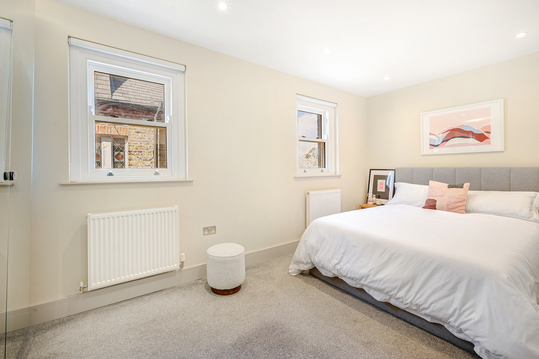 1 bed apartment for sale in Gunnersbury Avenue, Ealing 5