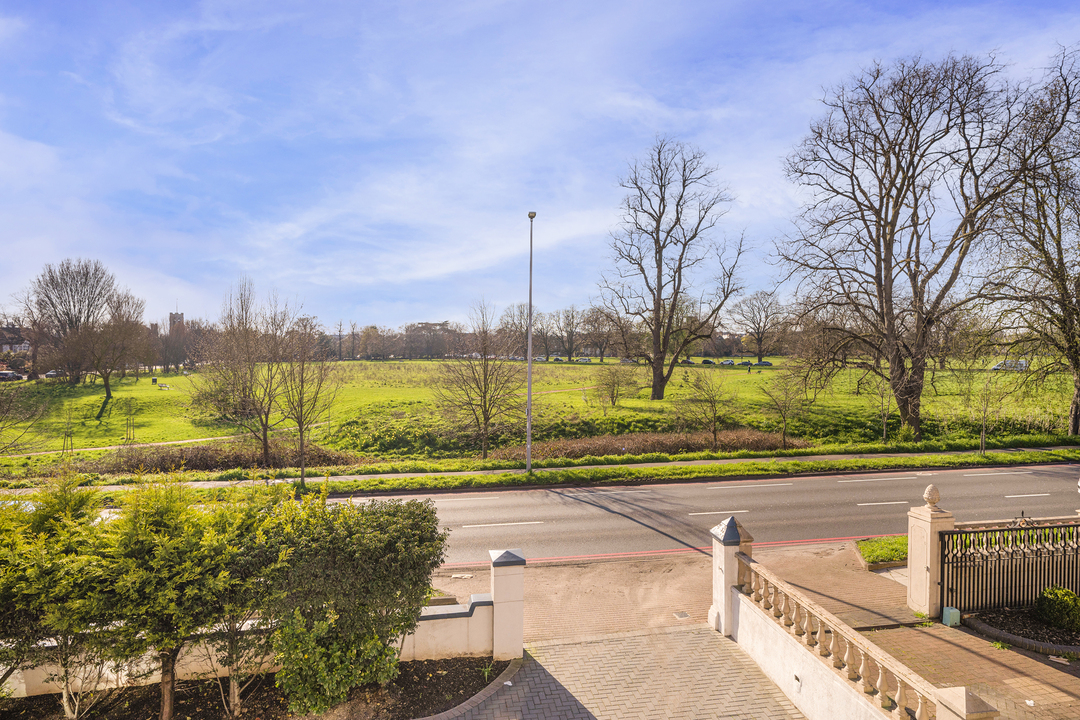1 bed apartment for sale in Gunnersbury Avenue, Ealing 12