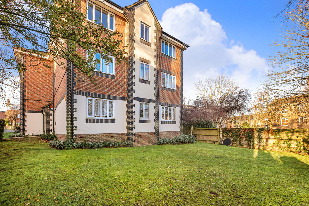 2 bed apartment to rent in Queens Walk, Ealing, London, W5  - Property Image 13