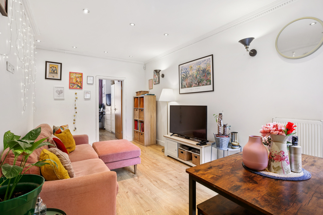 2 bed apartment for sale in Lawn Gardens, London  - Property Image 5
