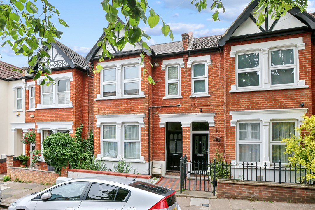2 bed apartment for sale in Lawn Gardens, London, W7 3