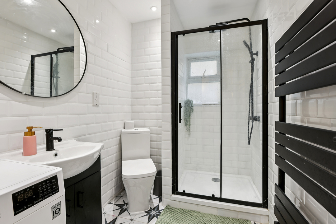 2 bed apartment for sale in Lawn Gardens, London 14