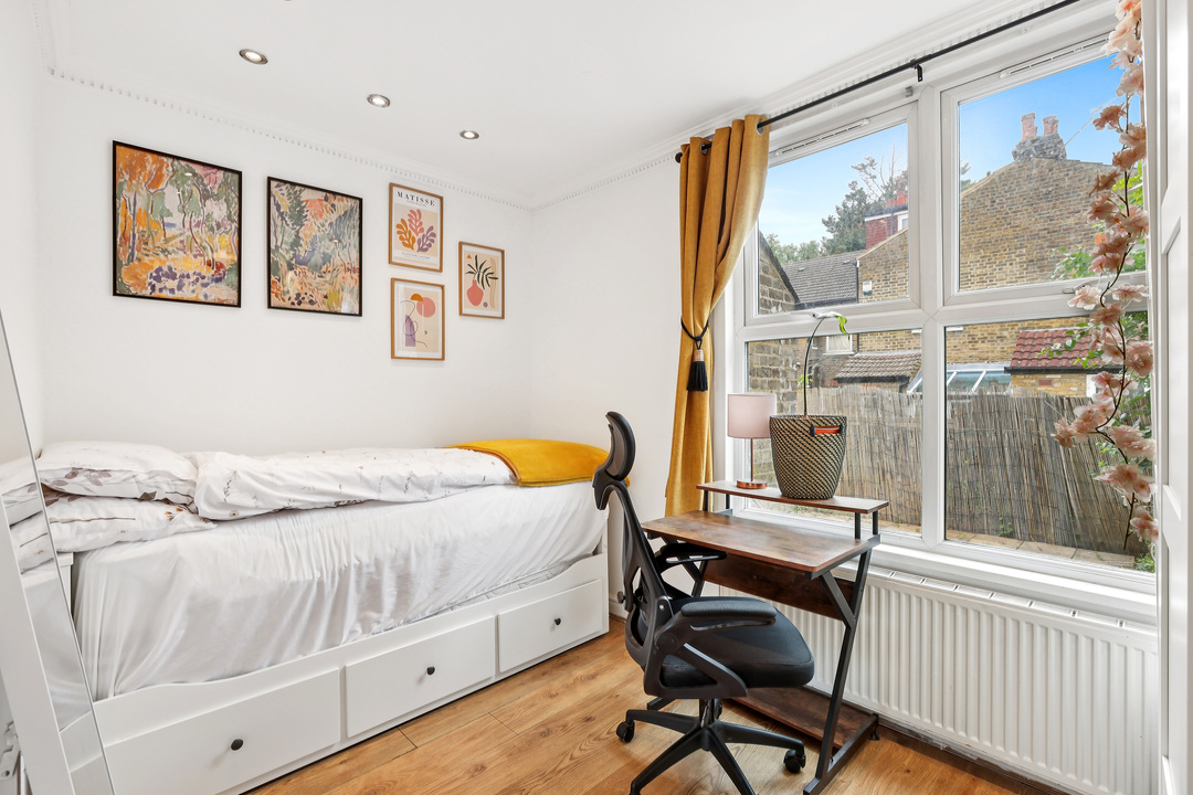 2 bed apartment for sale in Lawn Gardens, London 16