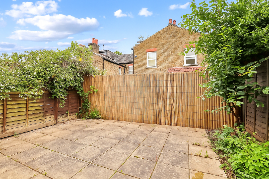 2 bed apartment for sale in Lawn Gardens, London 11