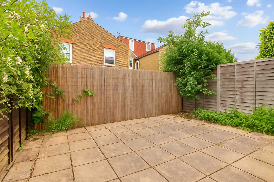 2 bed apartment for sale in Lawn Gardens, London 12