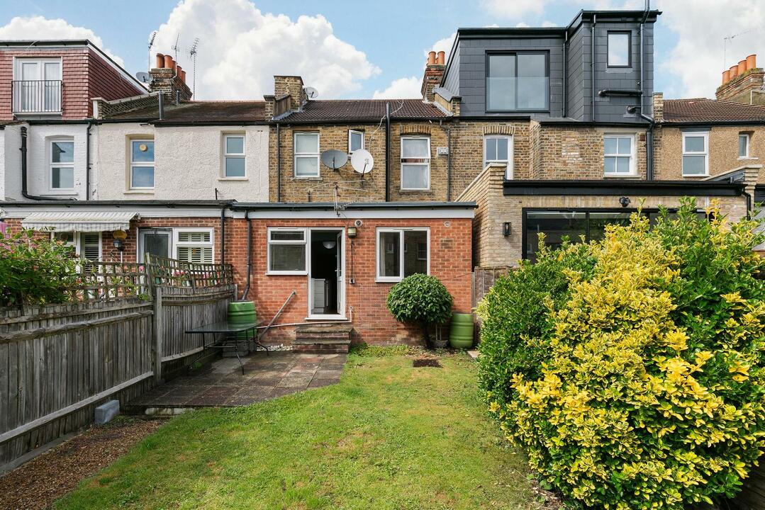 1 bed apartment for sale in Drayton Grove, Ealing, London, W13 18