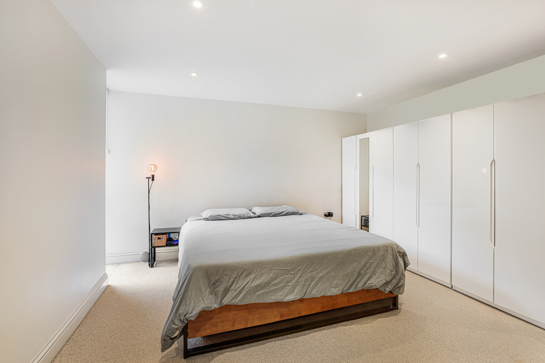 1 bed apartment to rent in North Common Road, London 8