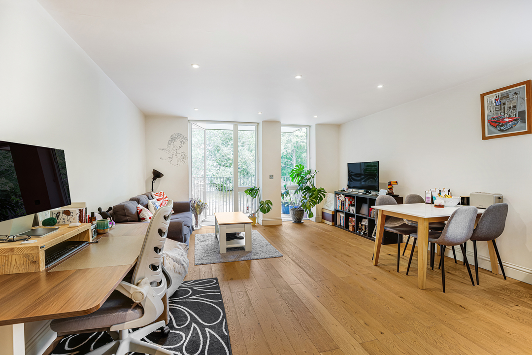 1 bed apartment to rent in North Common Road, London - Property Image 1