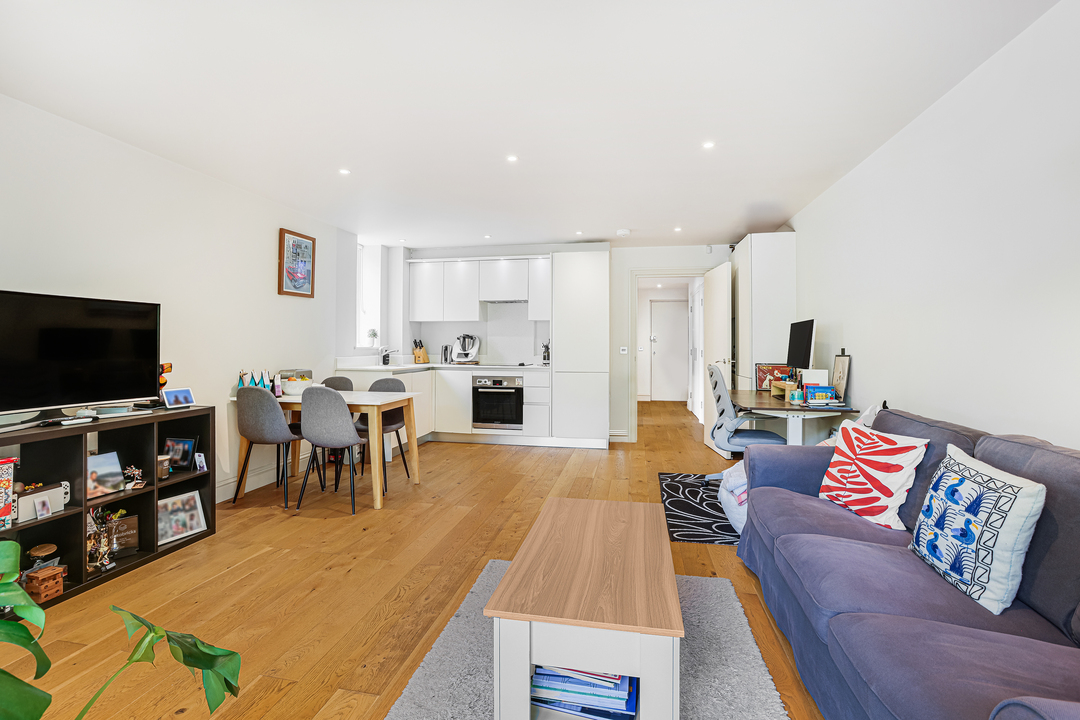 1 bed apartment to rent in North Common Road, London 7